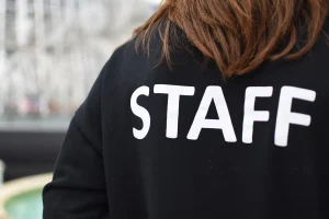 スタッフの文字の入った後ろ姿