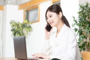 電話する女性